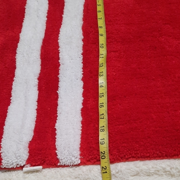 Elegant Red and White Bath Towels - Picture 9 of 13